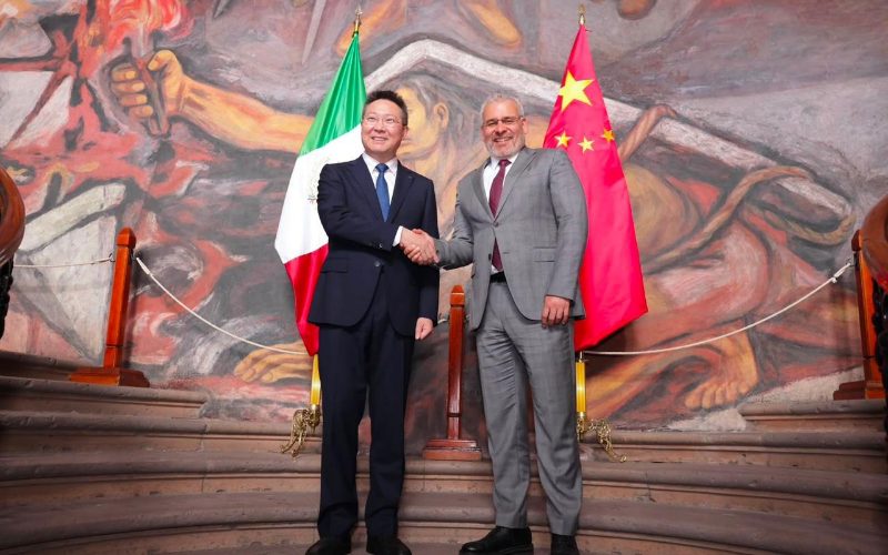 El gobernador de Michoacán y el embajador de China